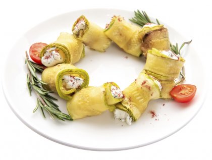 Рулетики из кабачка с сырным муссом