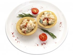 Тарталетки с креветкой и соусом свит чили