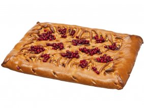 Сдобный пирог с брусникой и яблоком